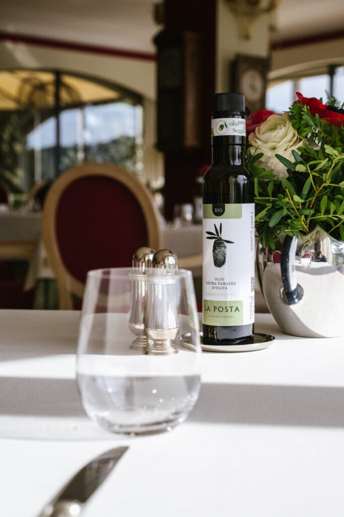 Vista di un tavolo del ristorante con bottiglia di olio