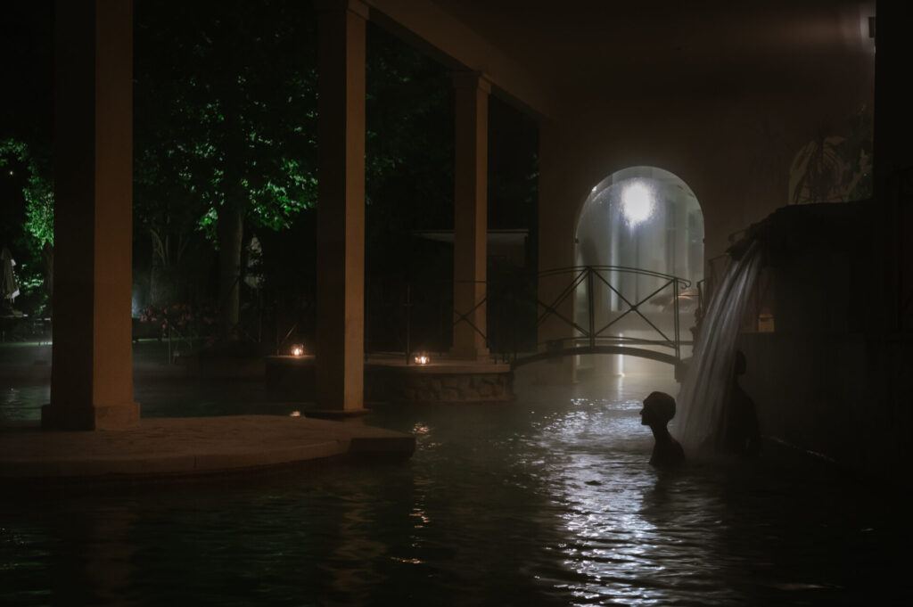 Bagno nella vasca termale di notte